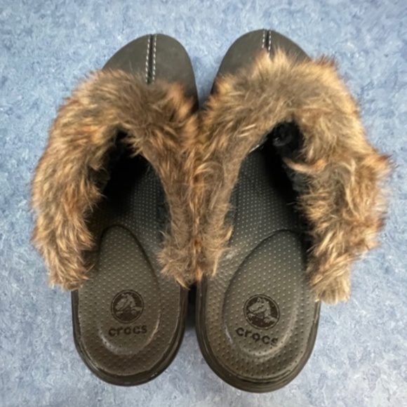 Crocs Women's Cobbler fuzz Clog with Faux Fur Slides Mules - Picture 2 of 5